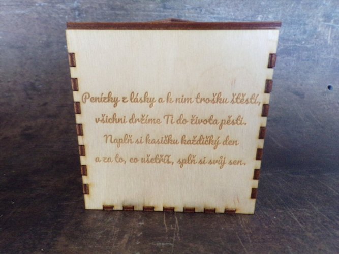 Dřevěná pokladnička se jménem - Velikost pokladničky: 10x10x10 cm