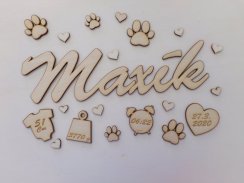 Dřevěná jmenovka s údaji o narození