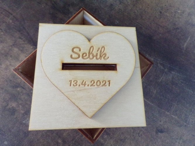 Dřevěná pokladnička se jménem - Velikost pokladničky: 10x10x10 cm