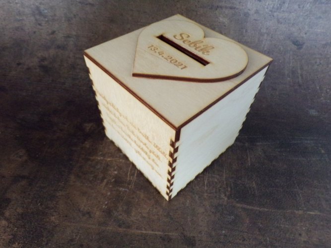 Dřevěná pokladnička se jménem - Velikost pokladničky: 10x10x10 cm