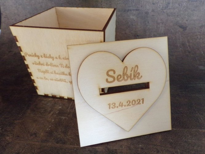 Dřevěná pokladnička se jménem - Velikost pokladničky: 10x10x10 cm